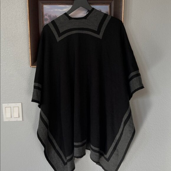 LAUREN RALPH LAUREN Jet Setter Reversible Knit Poncho Wrap Black Gray OS (EUC) - Picture 2 of 8